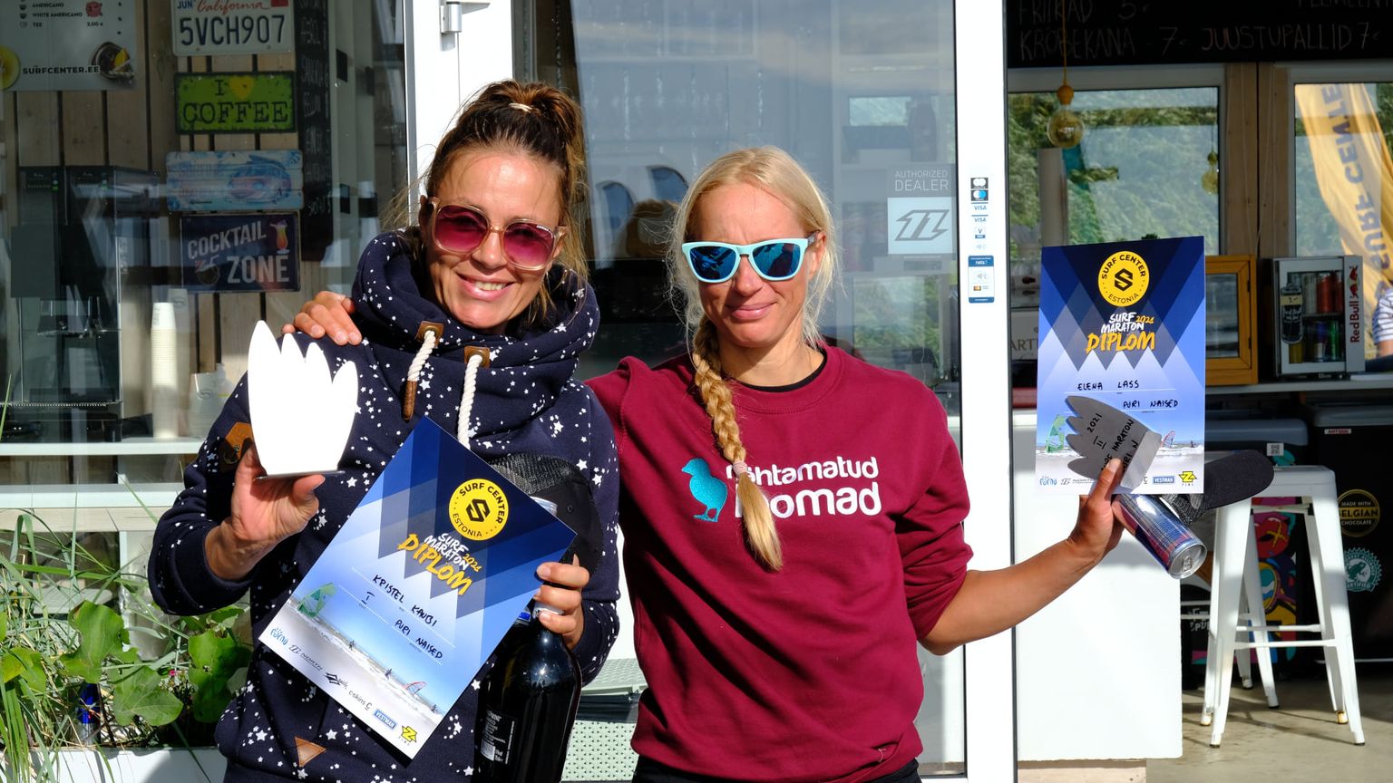 Eesti kiireim purjelaudur naiste arvestuses Kristel Kaubi (vasakul) ja kolmandale kohale tulnud Elena Lass