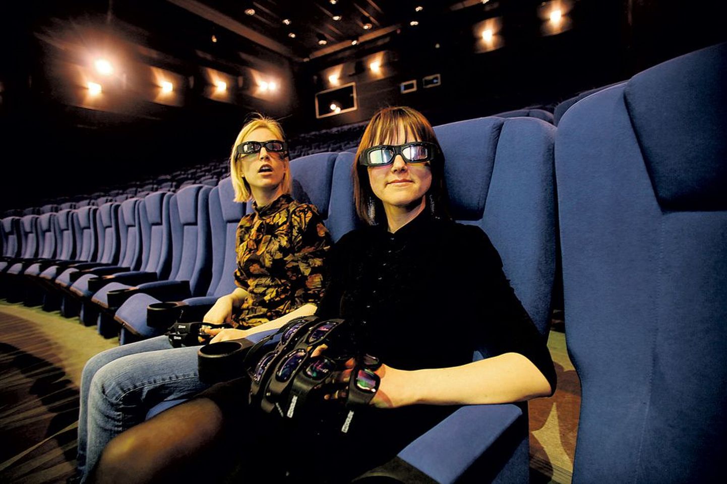 Dolby 3D-prille katsetavad ja demonstreerivad Cinamoni kino juhataja Maret Kaur (paremal) ja programmijuht Triin Sasi.