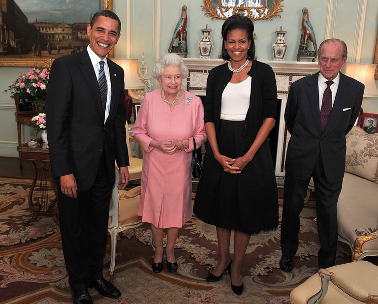 Baraks un Mišela Obamas pirmajā ārvalstu vizītē Londonā 2009.gada 1.aprīlī tiekas ar Lielbritānijas karalieni Elizabeti II, par kuru viņiem ir siltas atmiņas