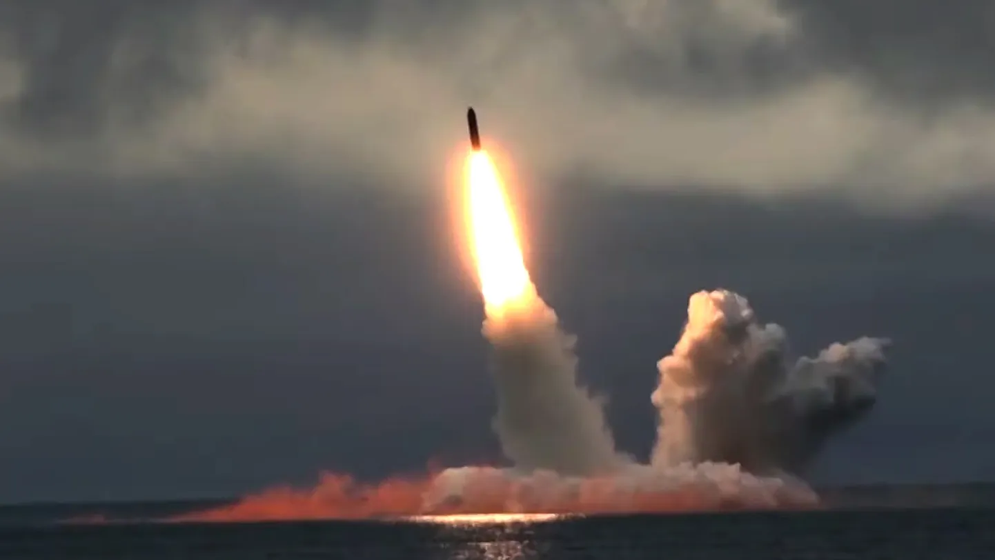 Venemaa kaitseministeeriumi pilt ballistilise raketi Bulava katsetusest. Pildilolev katsetus toimus 24. augustil.