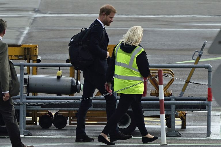 Prints Harry lennukile minemas.