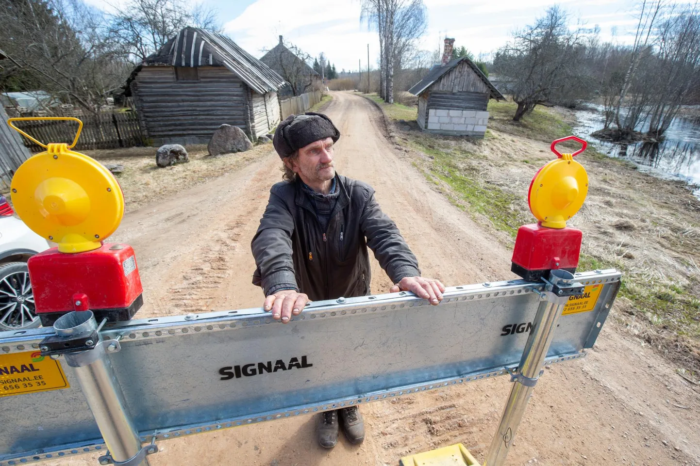 Jõeküla elanik Aare Manglus vaatab oma kodu juurest kahe silla poole, kuid transpordiametil on kavas uuendada ka teelõik tema selja taga.