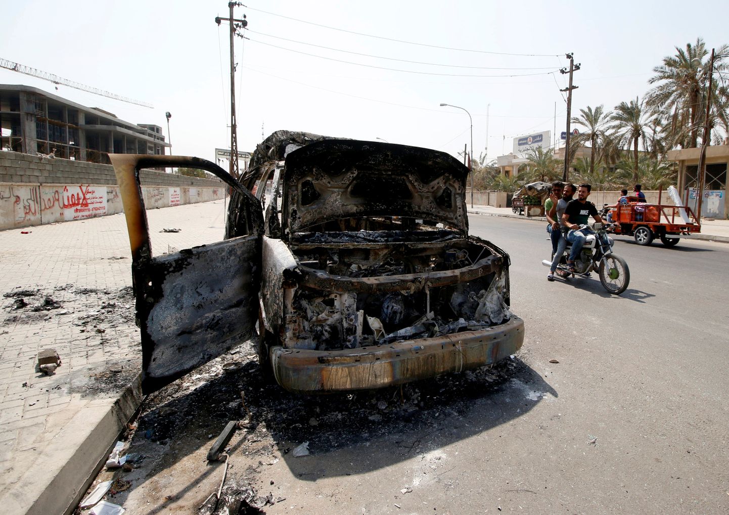 Meeleavaldajate maha põletatud kiirabiauto Iraagis Basras.
