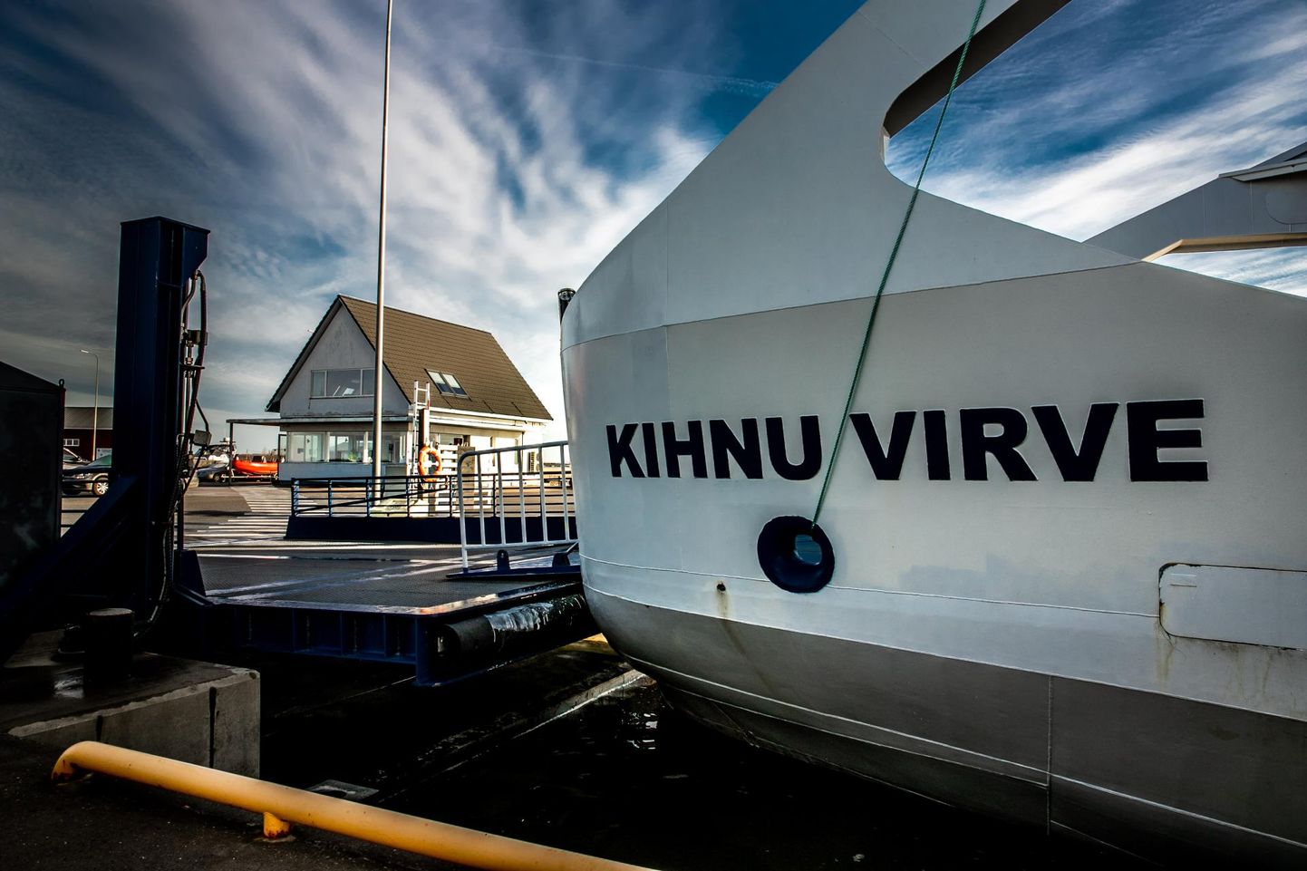 Parvlaev Kihnu Virve teenindab Kihnut kui Manilaidu külastavaid turiste, kuide eelkõige on laev saareelanike põhiline ühendustee mandriga.