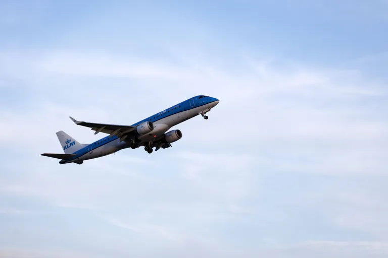 KLM-i Embraer 190 Londoni lähistel. Kui varem maadlesid navigatsioonihäiretega Venemaa või Iisraeli lähedal olevad reisilennukid, siis nüüd on GPS-signaal kadumas ka ookeani kohalt. Pilt on illustreeriv.