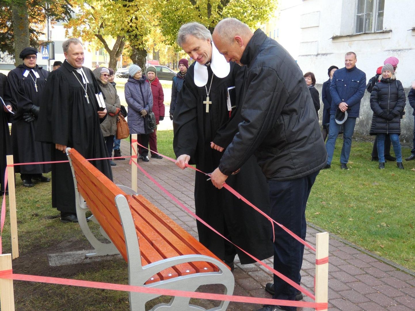 Kiriku juures asuv mälestuspink tähistab 140 aasta täitumist eestikeelse jumalateenistuse pidamise ja kooli algusest.