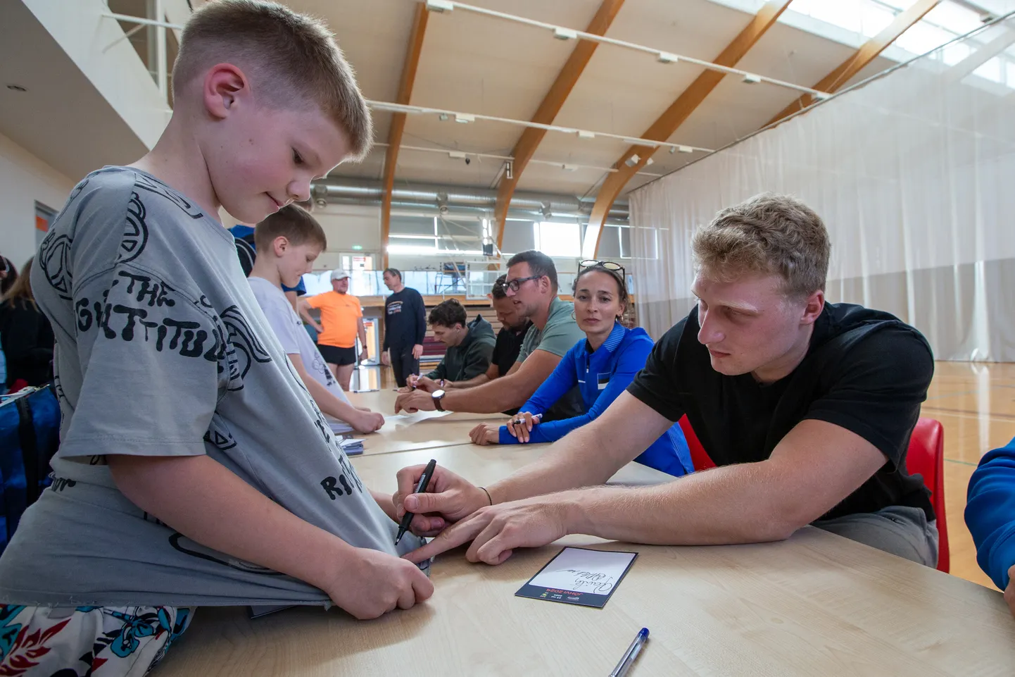 Paljudel Jõhvi spordilastel on nüüd särgil või postkaardil kettaheite maailmarekordiomaniku Mykolas Alekna autogramm.