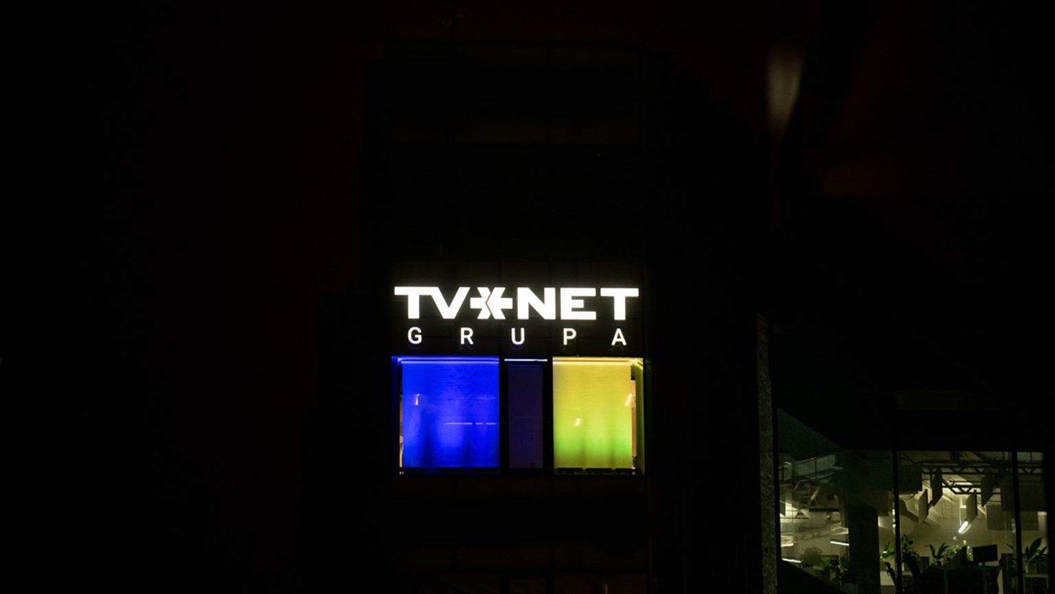 Окна офиса TVNET GRUPA в цветах флага Украины