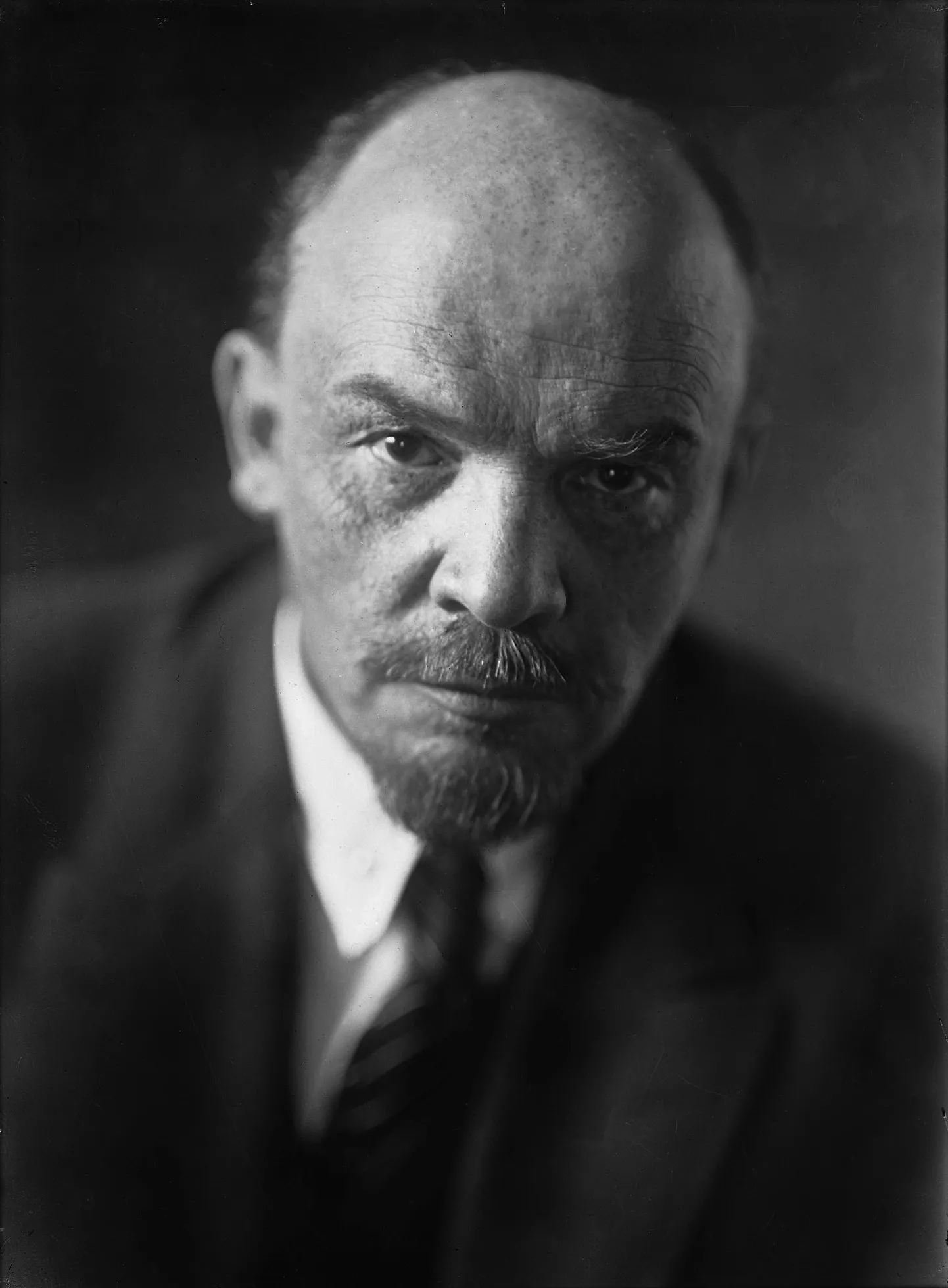 Näiteks väidavad mõned hämara taustaga akadeemilised isikud, et Vladimir Ulyanoff (Lenin) oli seen. Kui see peaks tõele vastama, tuleb üle vaadata kogu diskursus.