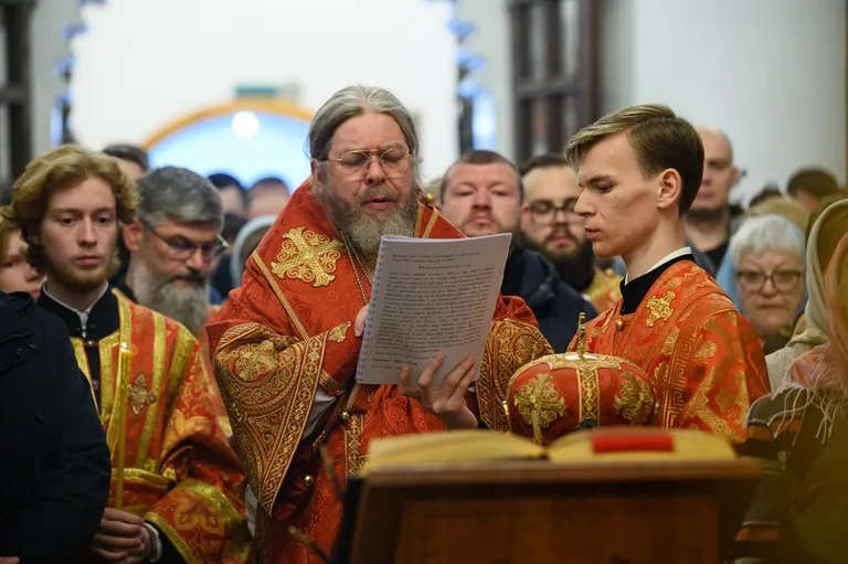 Митрополит Симферопольский и Крымский, бывший Псковский митрополит Тихон (Шевкунов) на отпевании военного священника РПЦ МП в Пскове, 18 мая 2025 года.