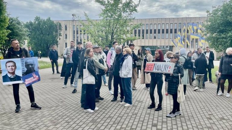 Демонстрация в Риге напротив российского посольства.