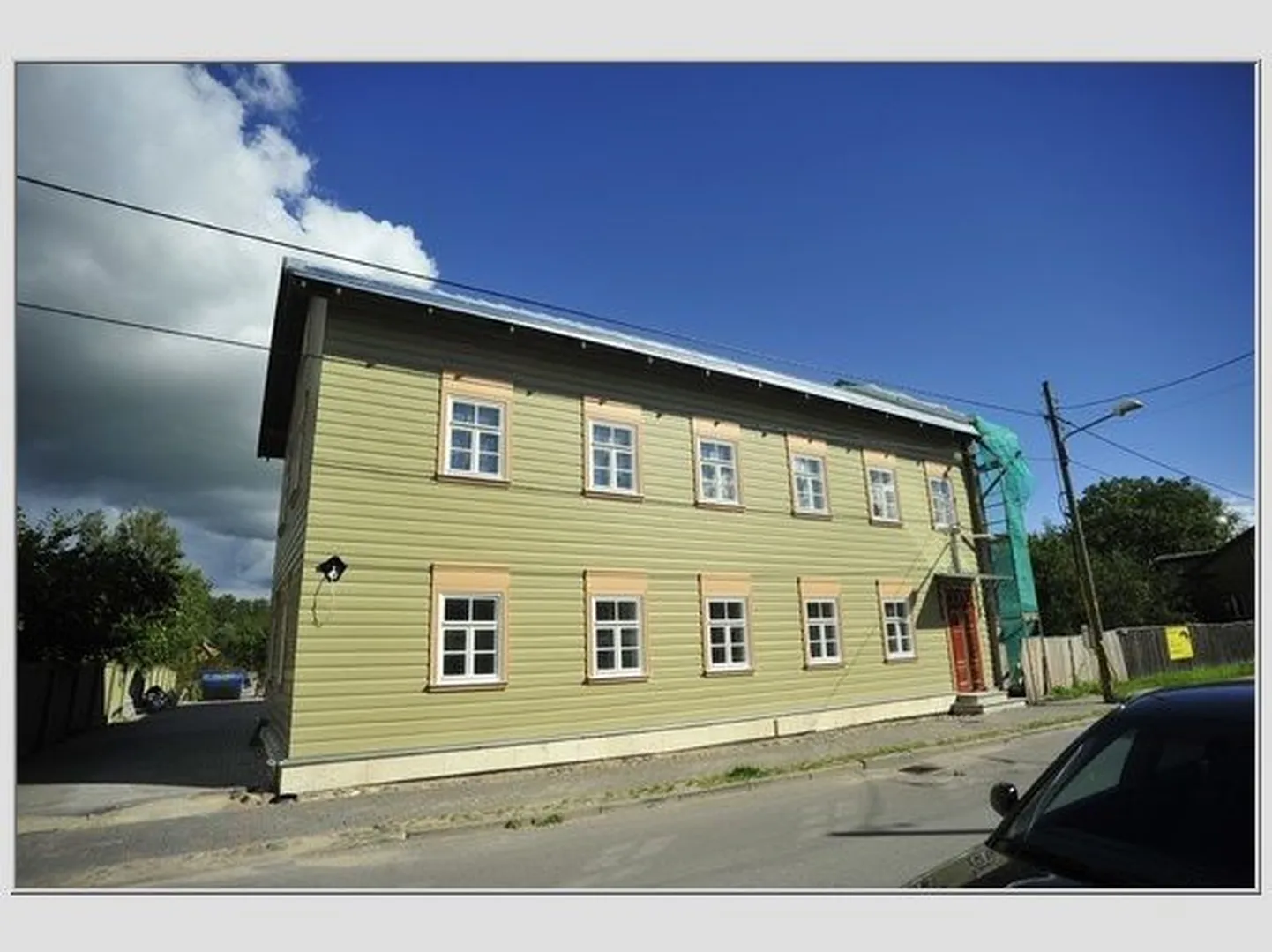 2012. aasta sügisel hakkas Supilinnas Herne 45 maja ehituse kohale kogunema tumedaid pilvi. Muuhulgas selgus, et arendaja Gert Roosaar on maja projektil võltsinud arhitekti allkirju.