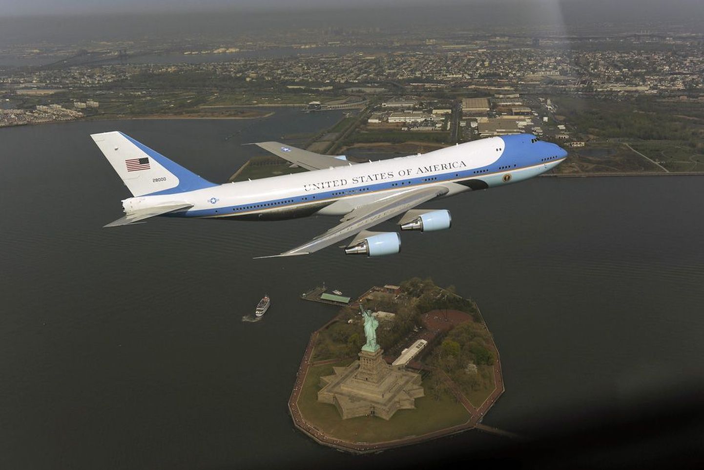 USA presidendi lennuk Air Force One kõrgel New Yorgi Vabadussamba kohal.