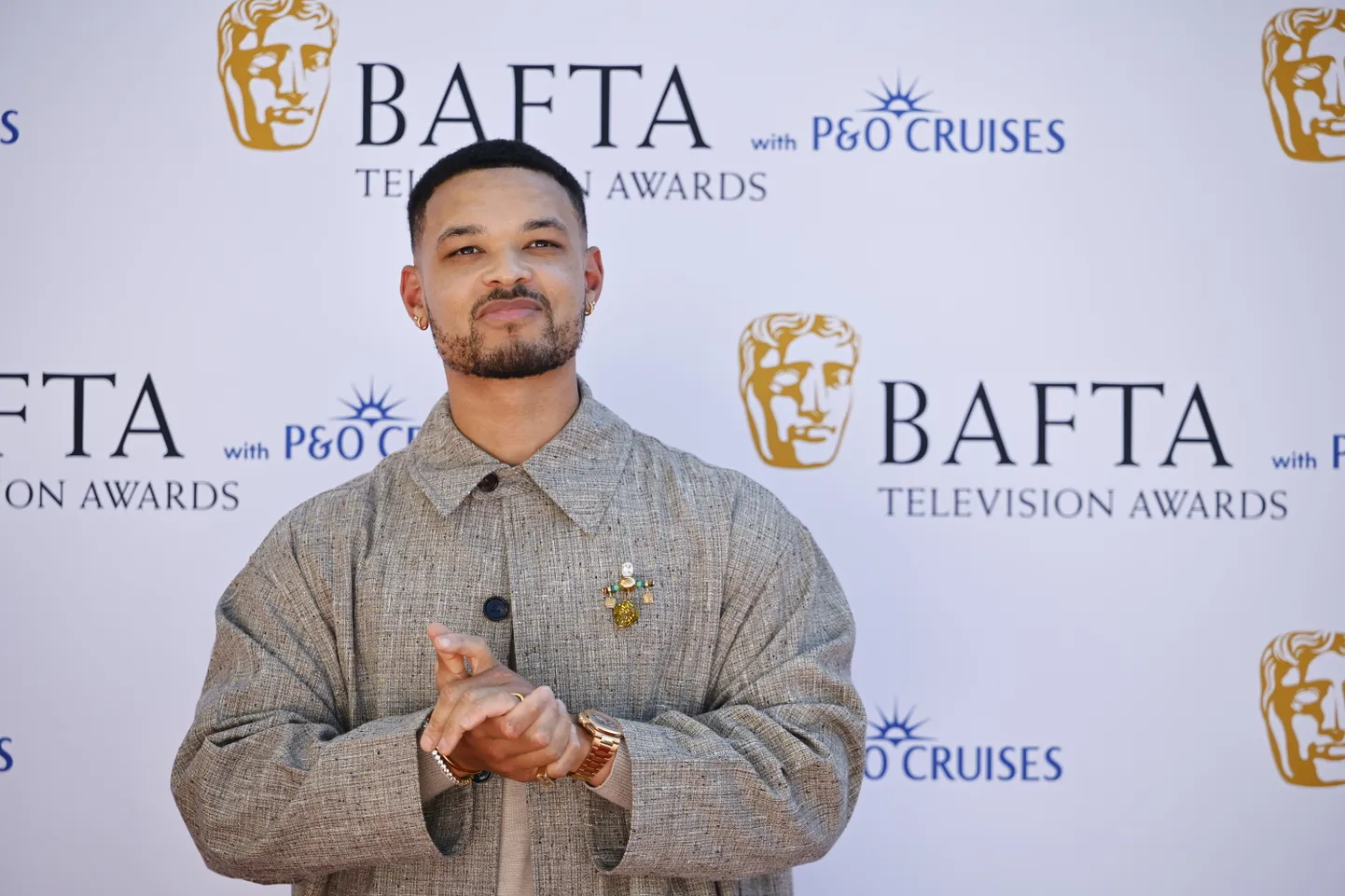 Miljonārs Stīvens Bartlets Britu Kino un televīzijas akadēmijas balvu BAFTA pasniegšanas ceremonijā 2025. gada 11. maijā.