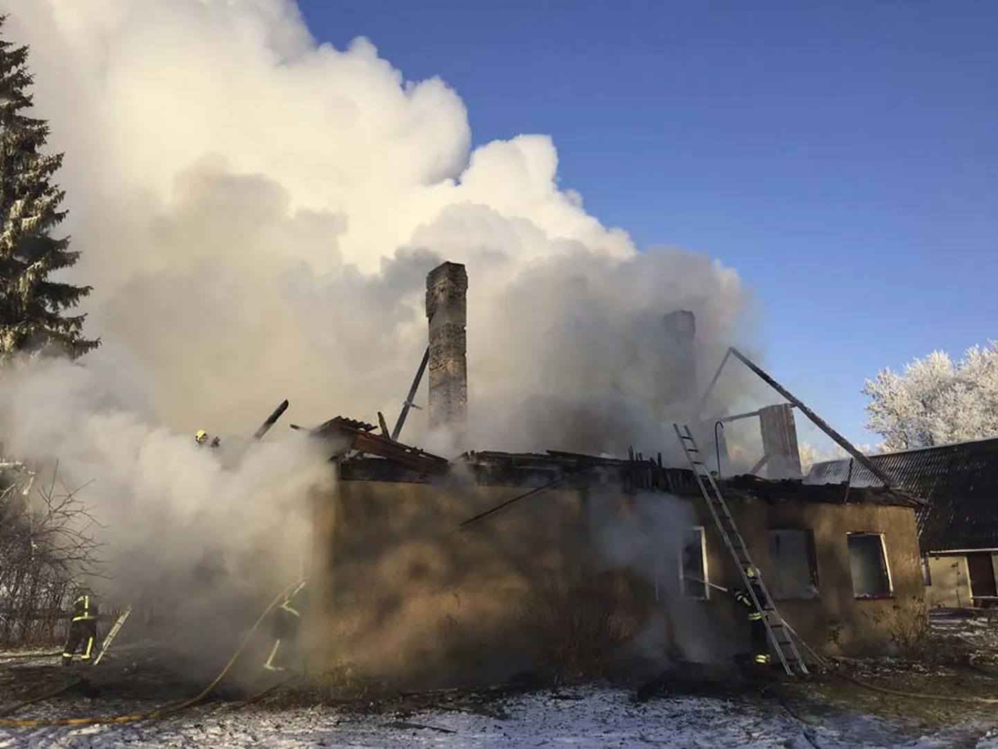 Eelmisel teisipäeval sai Kõo vallas Koksvere külas soojapuhurist alguse tulekahju, milles hävis täielikult elumaja.
