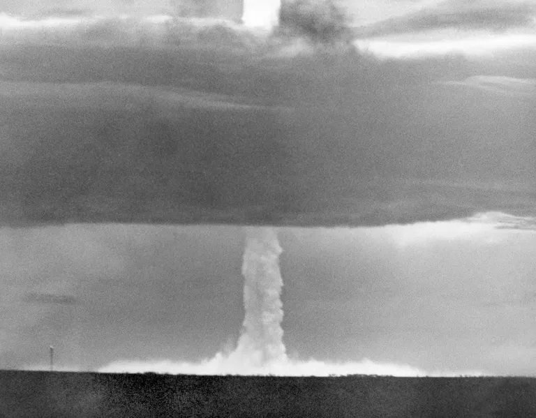 21. mai, 1956. USA katsetab Bikini atollil Namu saarel esimest lennukist visatud vesinikpommi.