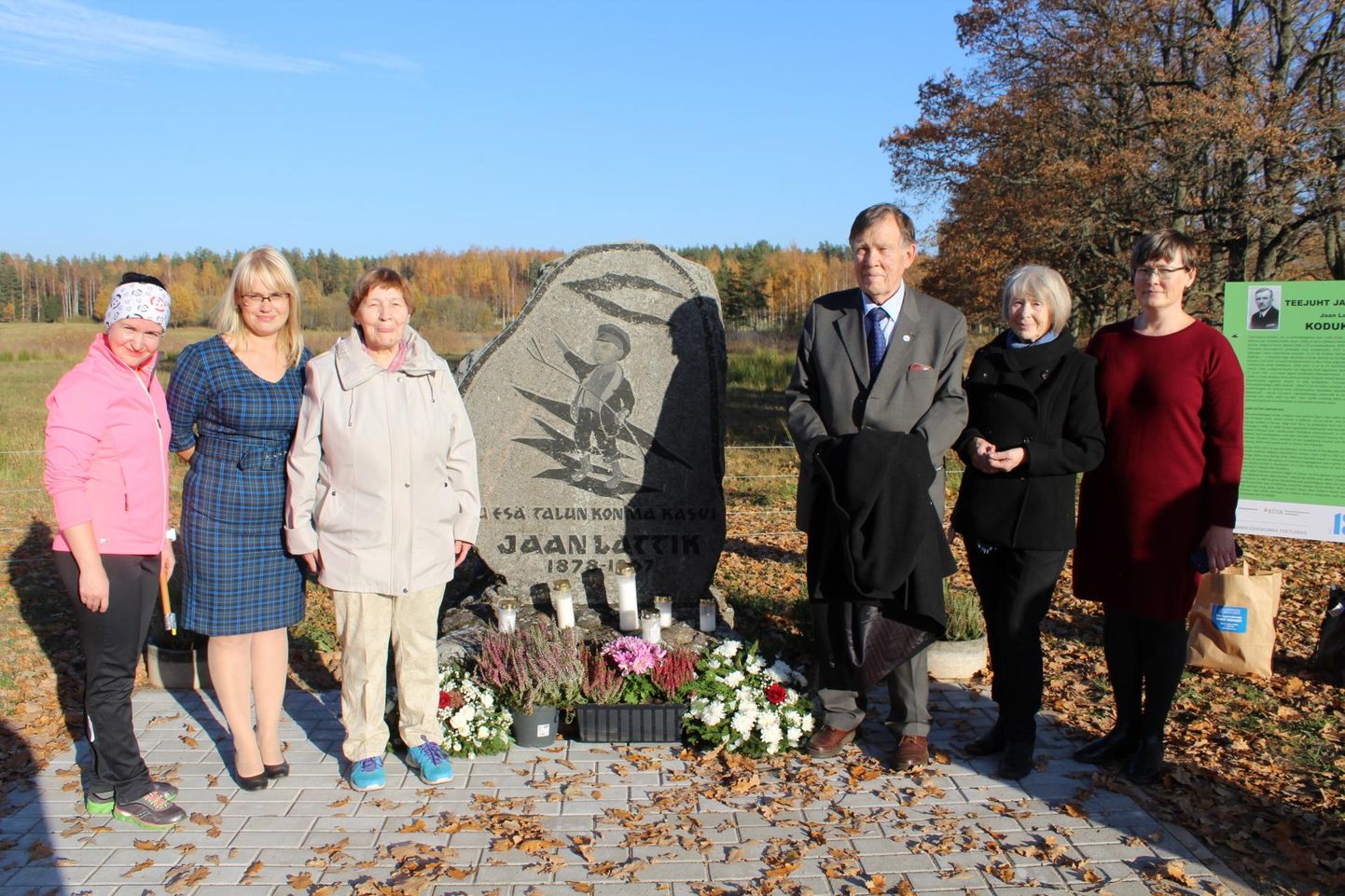 Jaan Lattikut meenutab tema sünnipaigas mälestuskivi. Selle juures seisavad Lüllemäe põhikooli direktor Jana Tiits (vasakult), Lüllemäe raamatukogu juhataja Triinu Rätsepp, Lattiku mälestuse hoidja Eha Kotov ning teisel pool kunagise presidendi järeltulija Matti Päts perega.