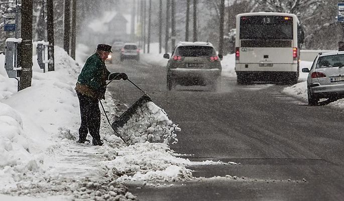 Простые способы уборки снега во дворе, чтобы не надорваться