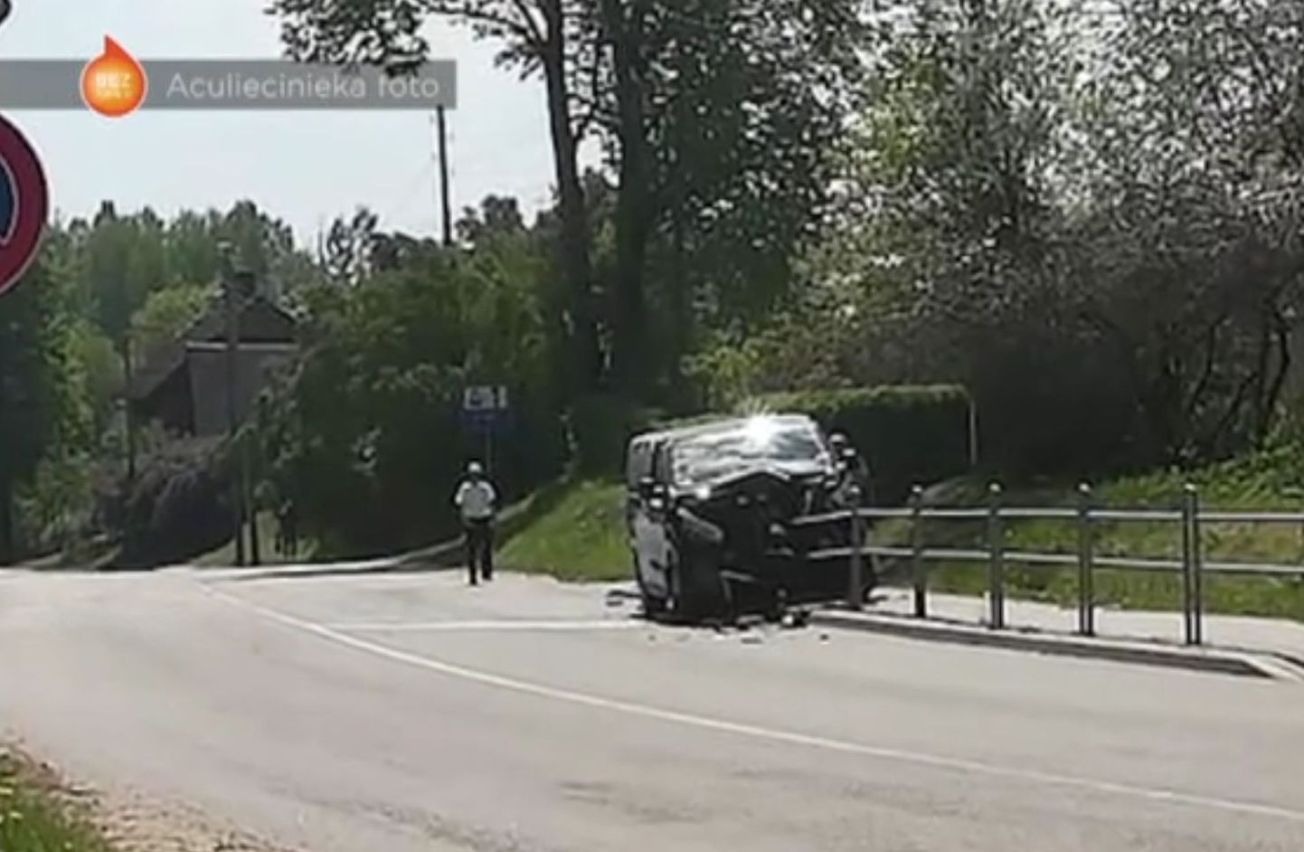 Lätis tegi avarii surnuid vedanud sõiduk.