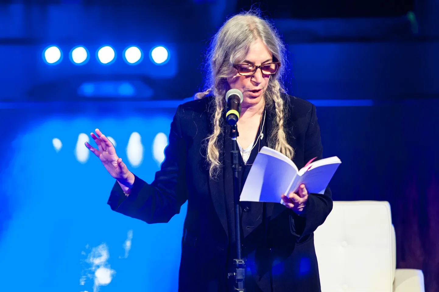 Patti Smithi mitmete raamatute seast väärib äramärkimist just «Pühendumus», kus Patti Smith tunnustab Martti Helde filmi «Risttuules».