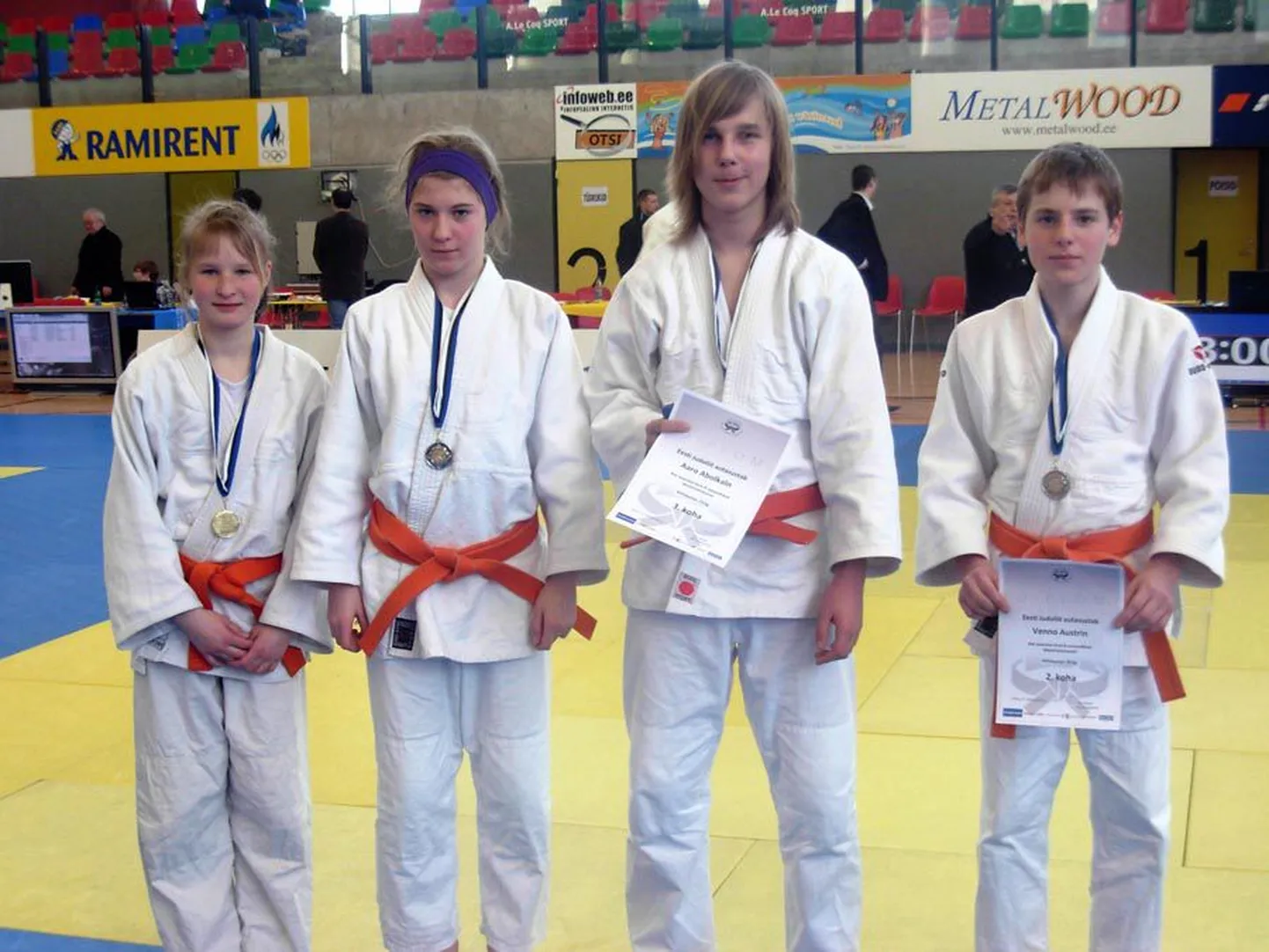 Viljandi spordikooli noored said B-klassi Eesti meistrivõistlustel neli medalit. Pildil vasakult on Regiina Kappet, Kristel Naelso, Aaro Abolkaln ja Venno Austrin.
