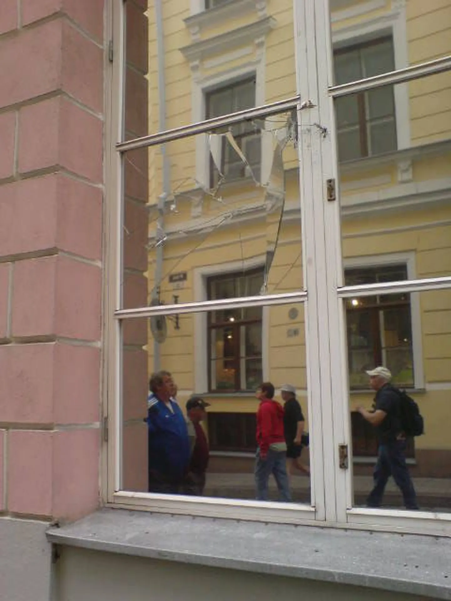 Vene saatkonna lõhutud aken.