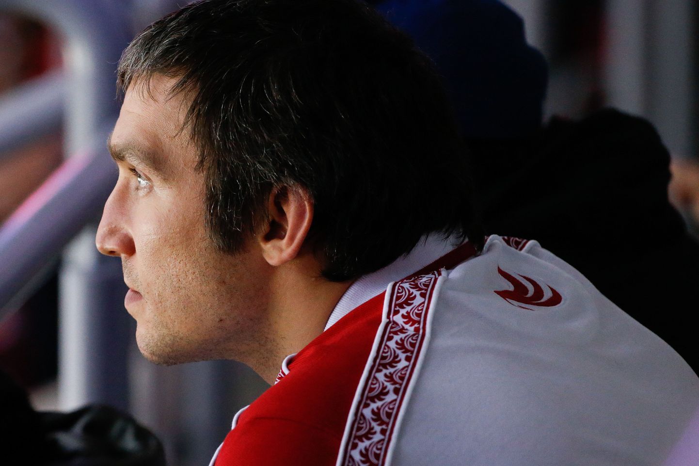 Александр Овечкин смотрит с трибун полуфинальный матч олимпийского хоккейного турнира.