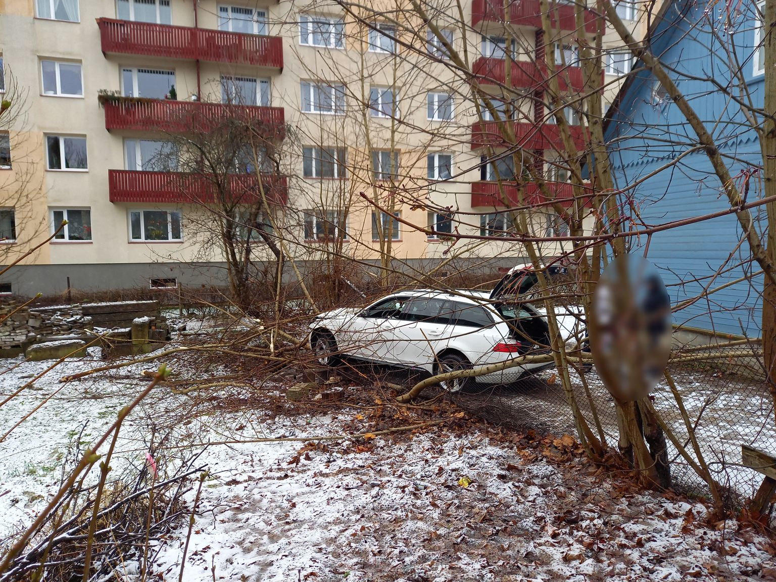 Valgas Maleva tänaval sõitis autojuht BMWga läbi aia ja vastu puud.