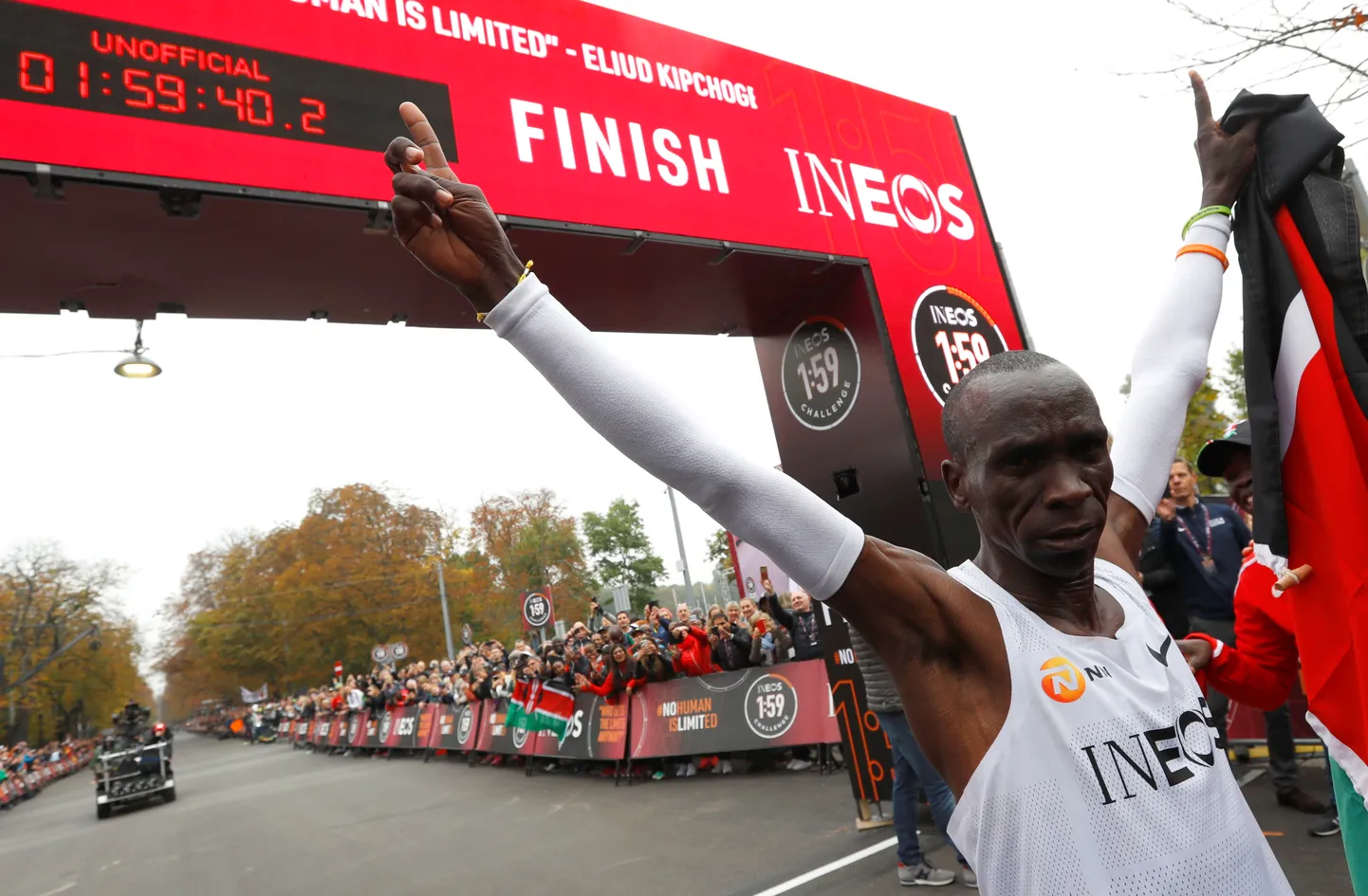 Võidukas Eliud Kipchoge pärast finišijoone ületamist.