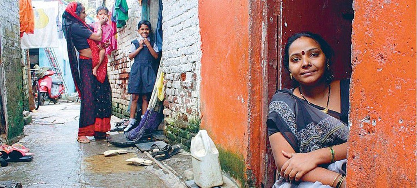 Ühelt poolt kirjudes sarides naeratavad naised, teisalt teadmine, et ligi pool rahvastikust elab slummides. Nagu ütleb reisiteatmik Lonely Planet  Mumbaisse mahub kogu inimloomuse ilu ja inetus.