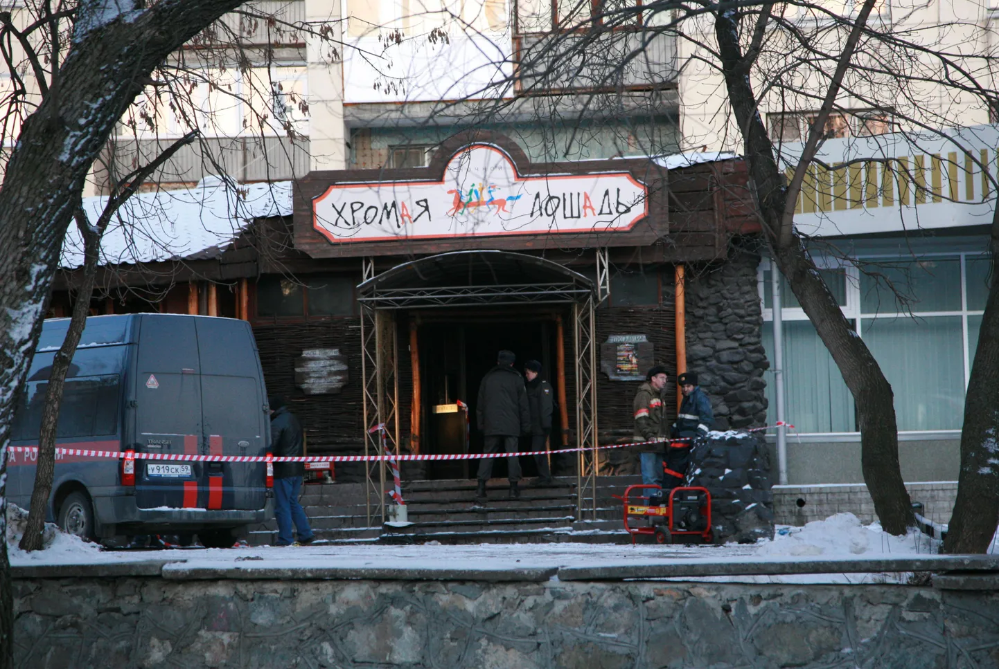Пермь. Вход в заведение "Хромая лошадь".