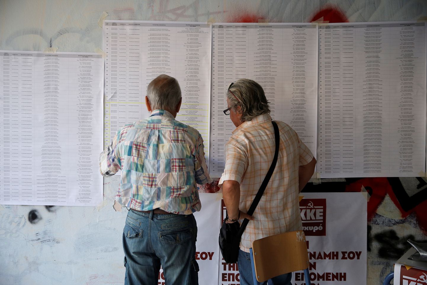 Inimesed vaatamas valimisnimekirju Ateena valimisjaoskonnas.