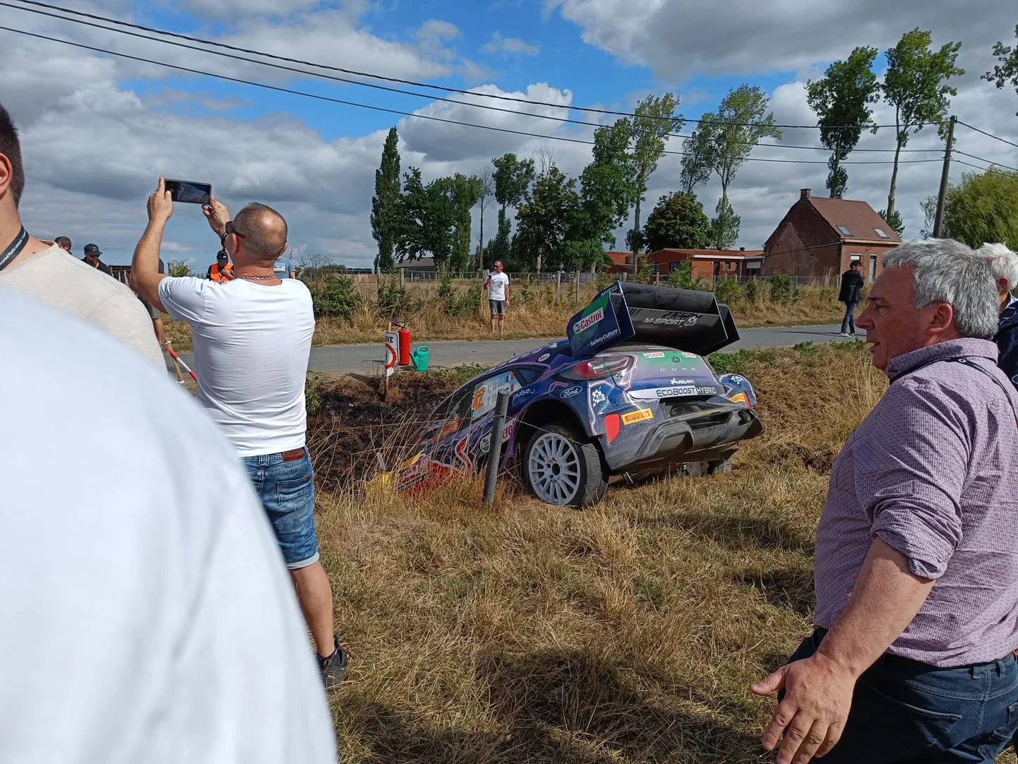 Craig Breeni auto lõpetas kraavis, ent vähemalt suudeti põleng kustutada.