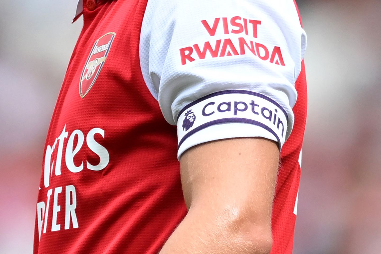 «Visit Rwanda» logo Londoni Arsenali kapteni Martin Ødegaardi õlavarrel.