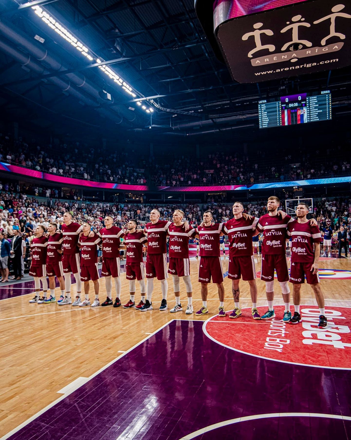 Latvijas vīru basketbola izlase kopā ar skatītājiem dzied valsts himnu.