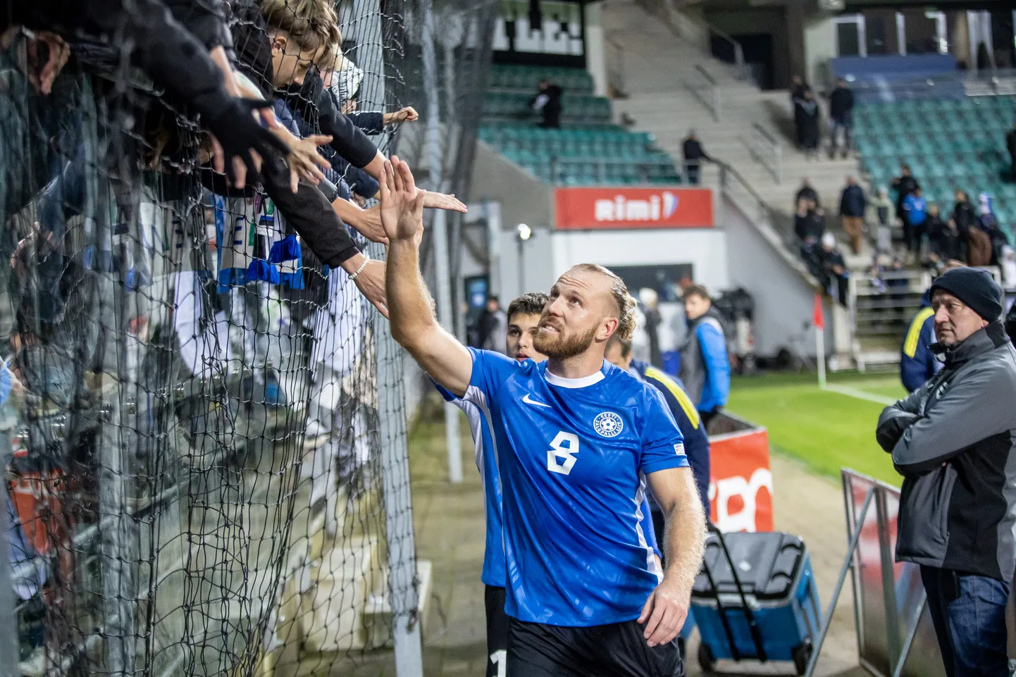 Henri Anier ees, tagant luurab koondise pesamuna Patrik Kristal.