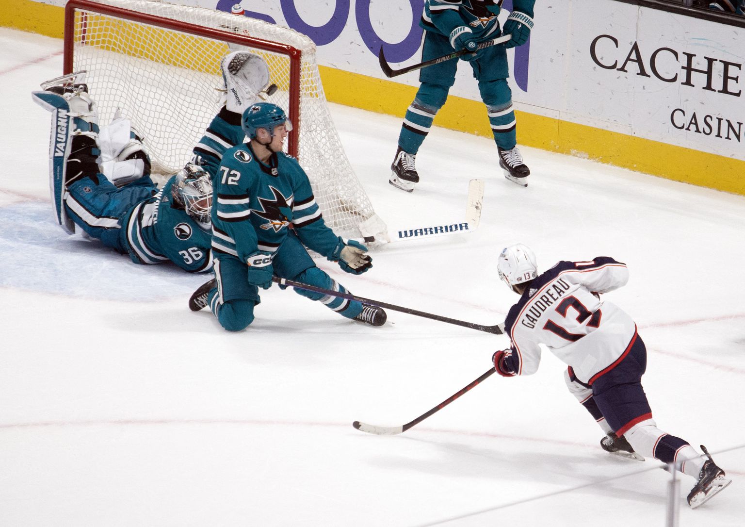 NHL spēlētājs Džonijs Gudro izpilda metienu
