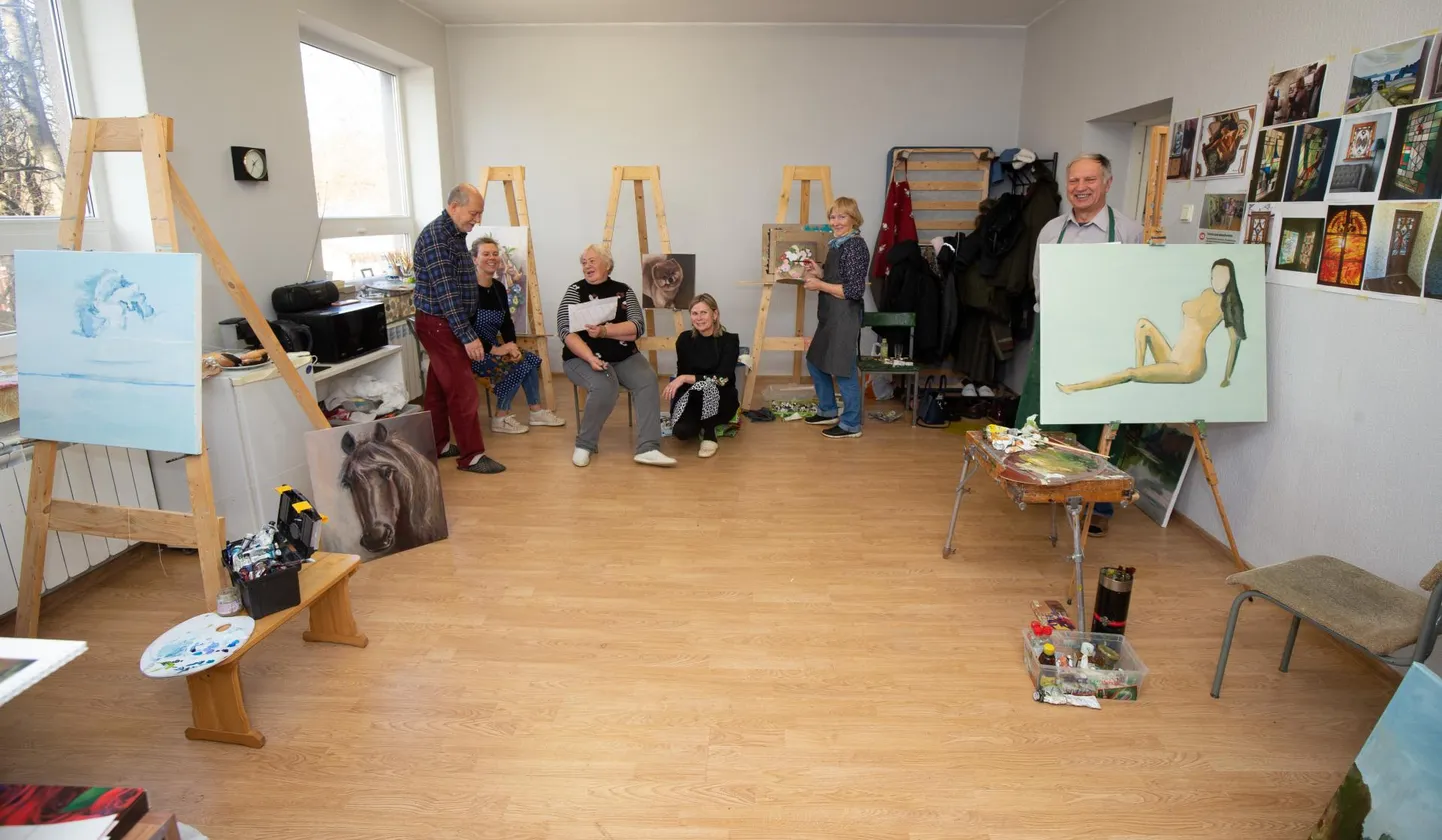 Kunstnik Robert Suvi (vasakult) ja ta õpilased Piret Jürgenson, Ene Ustav, Made Kulberg, Imbi Traat ja Hillar Ehaste kohtuvad harjutustunnis, mis lubab argipäevast kunsti pageda.
