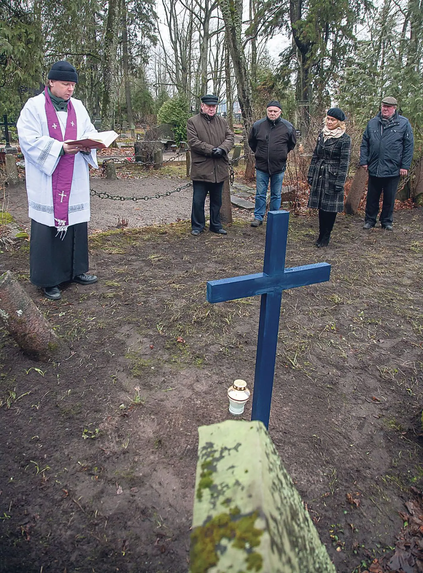Pärnu praost Enn Auksmann õnnistas kuulsa juveliiri vanaisa risti.