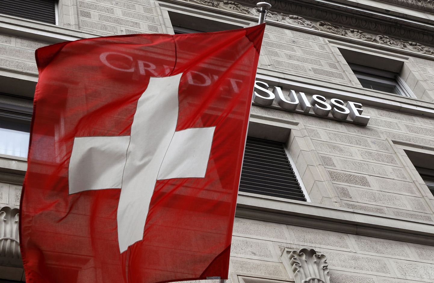 Šveitsi lipp Credit Suisse´i pangakontori ees.