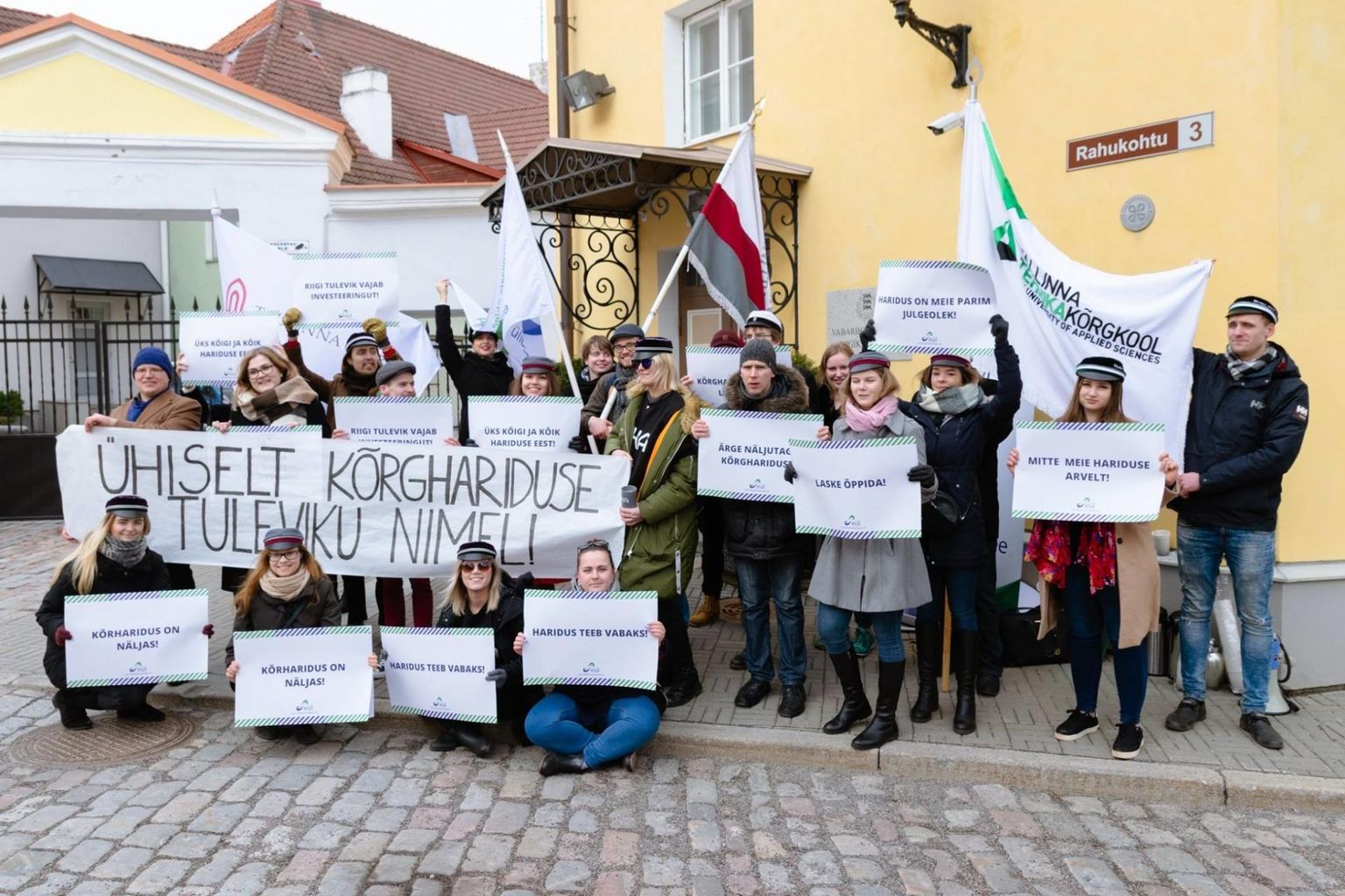 Üliõpilaste meeleavaldus Stenbocki maja ees tänavu märtsis.