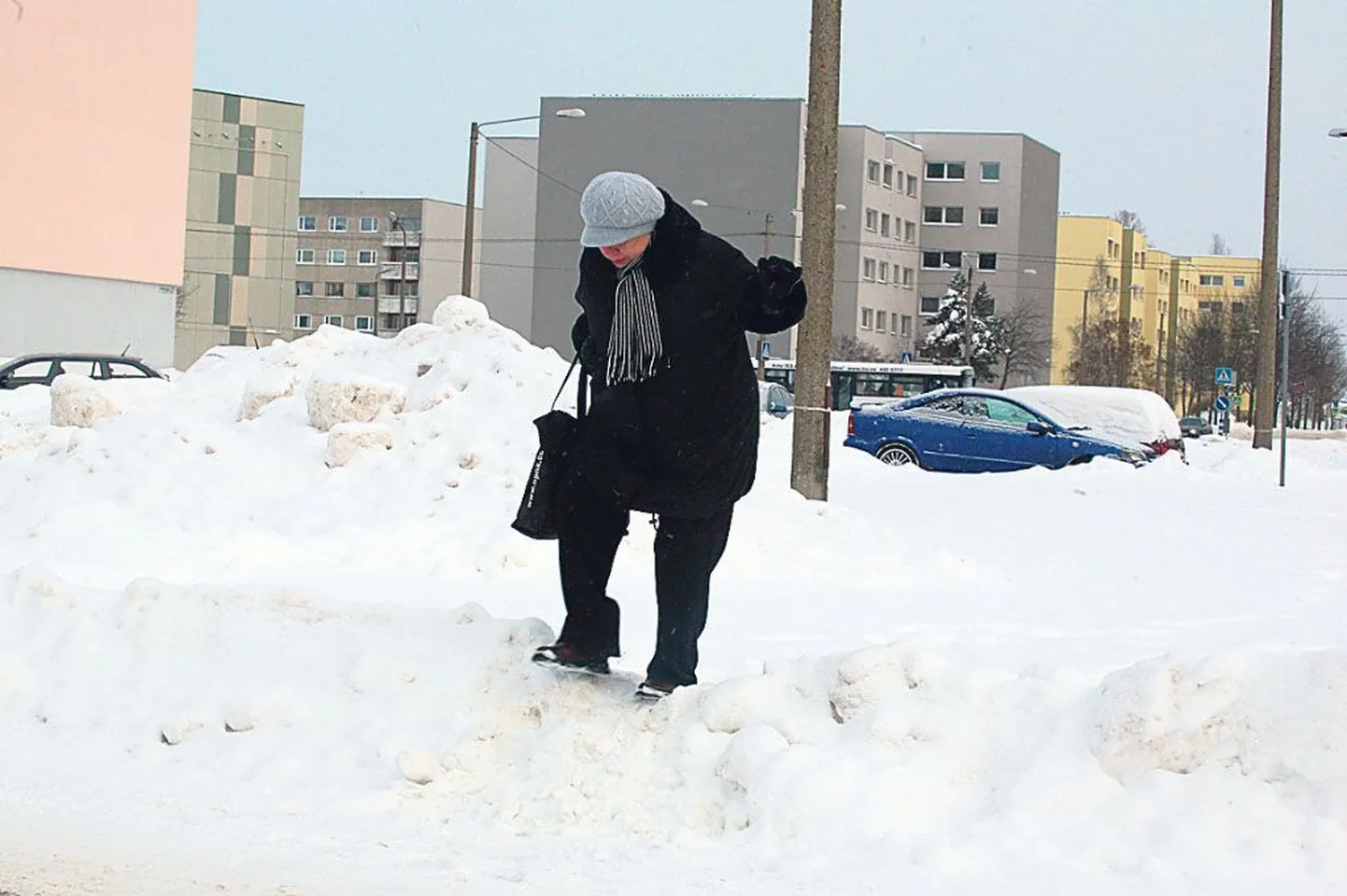 Papiniidu 64 kõrvalkinnistul on lumi kõnniteelt ajamata ja vanemal inimesel on seal raske üle valli turnida.