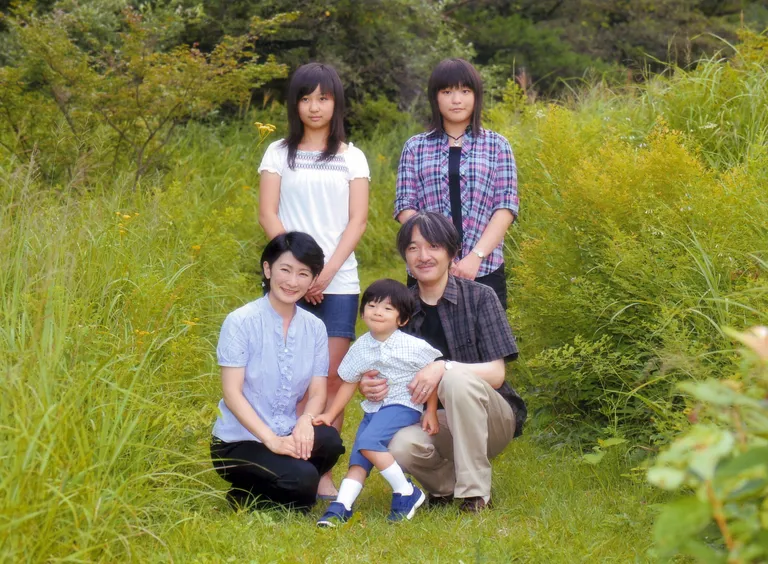 Prints Hisahito (keskel), prints Akishino (paremal), printsess Kiko (vasakuö) ning printsessid Mako (paremal) ja Kako 2010. aasta augustis