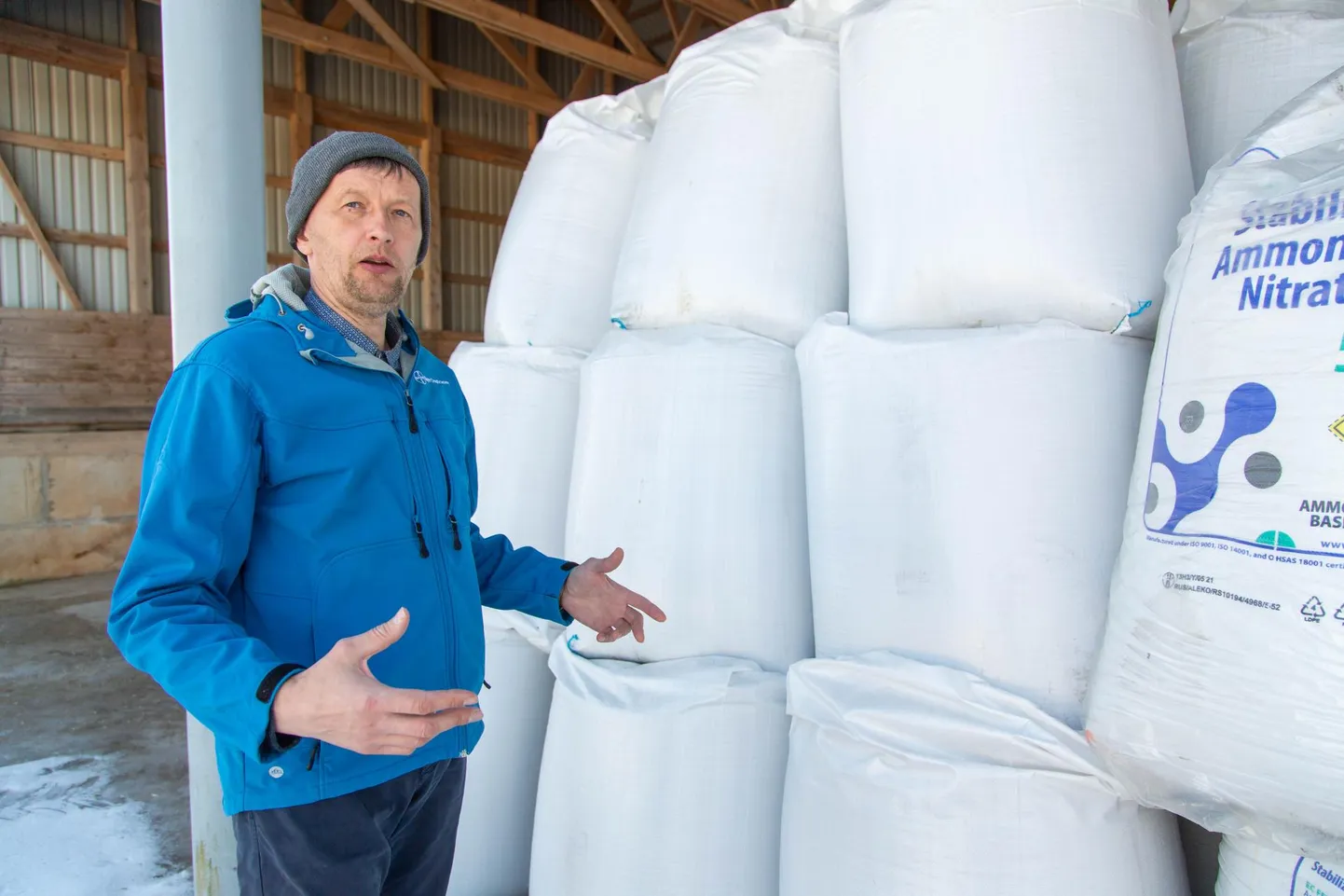 Võru vallas enam kui tuhandel hektaril põllumaal majandava Väikemetsa talu peremees Taavi Serv kinnitas, et väetise hind on tõusnud vähem kui aastaga kolm-neli korda.