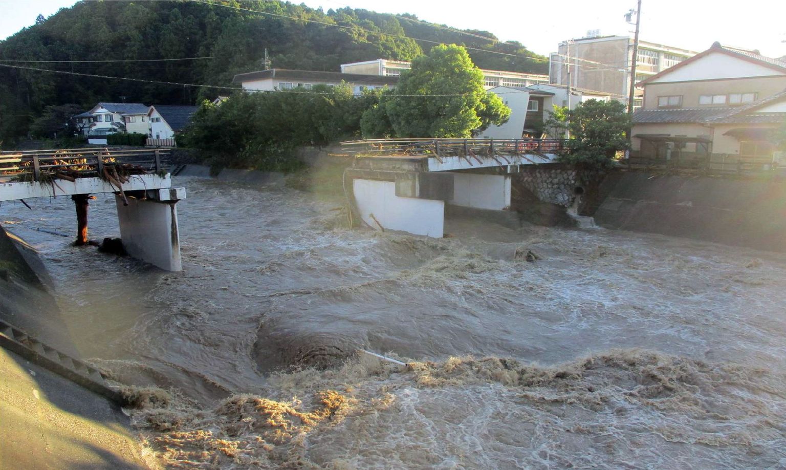 Taifuuniga Talas kaasnenud tulvaveed purustasid Shizuoka prefektuuris ühe silla.