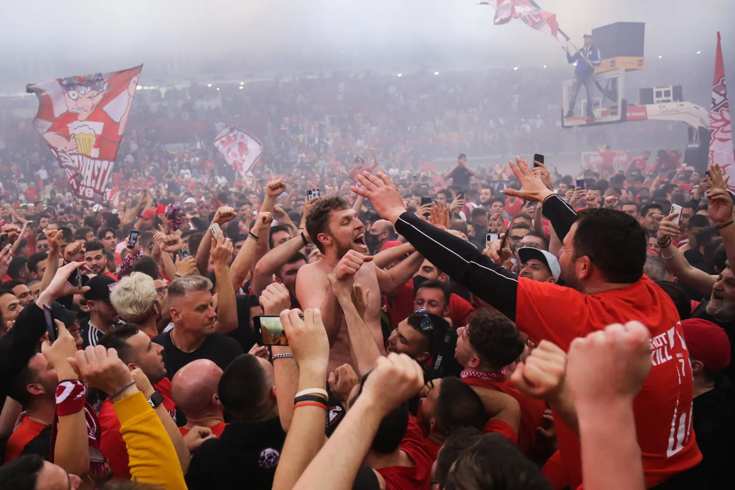 Piraeuse Olympiacose koduväljak oli juba enne lõpusireeni paksult publikut täis.