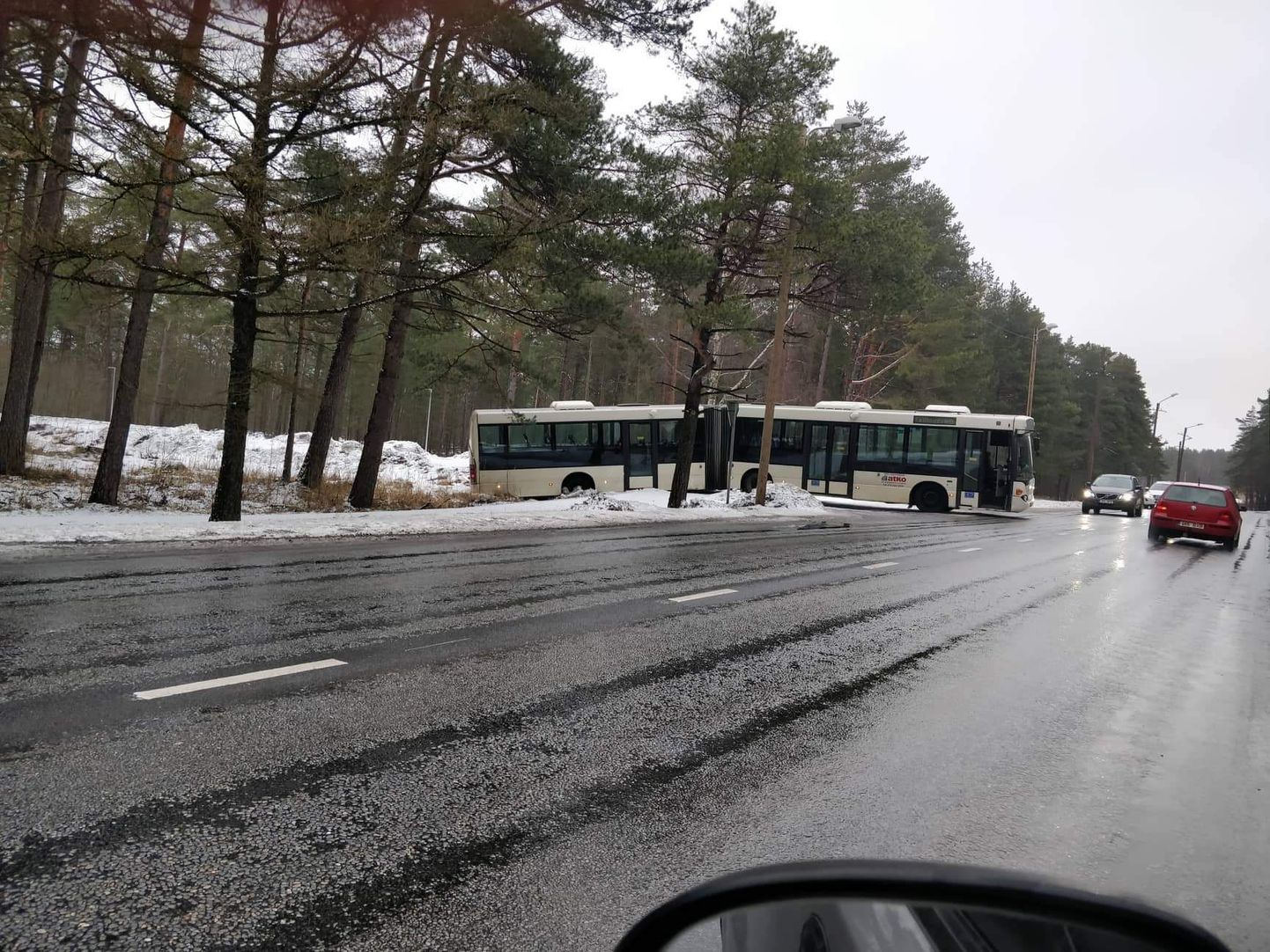 Pärnus Metsakalmistu taga Paide maantee ja Videviku tänava ristmikul vajus buss libedaga kraavi.