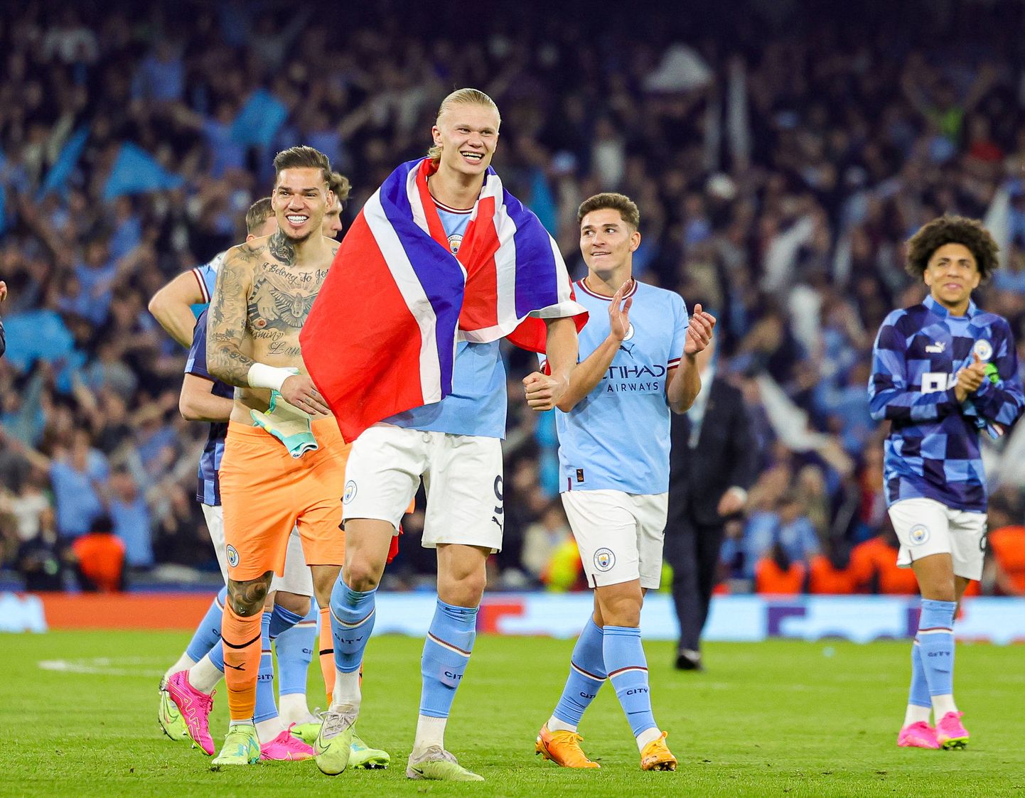 Manchester City jalgpallurid Meistrite liiga finaali pääsemist tähistamas.