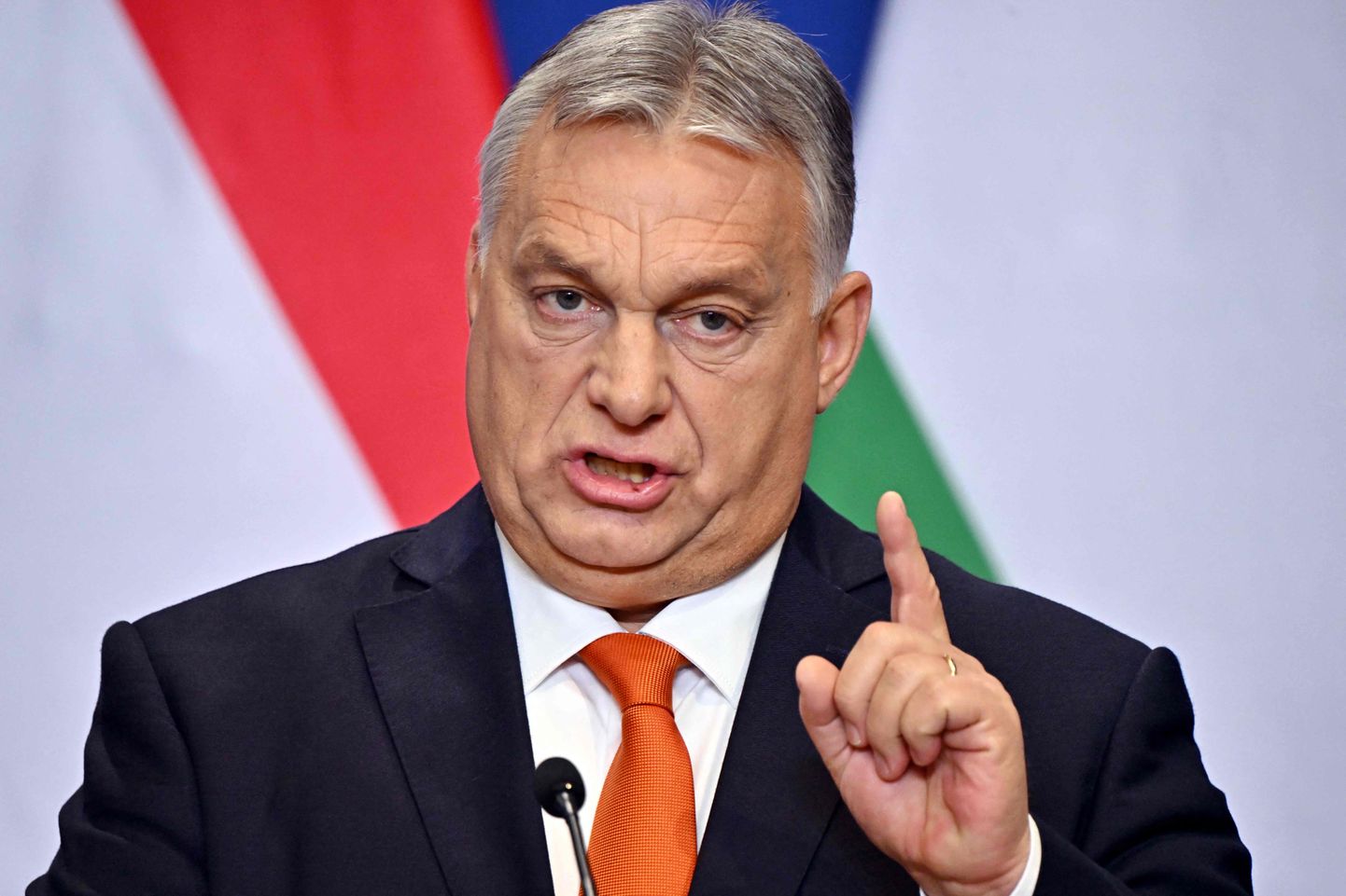 Jalgpallikeeles näidati Orbánile NATOs teist kollast kaarti.