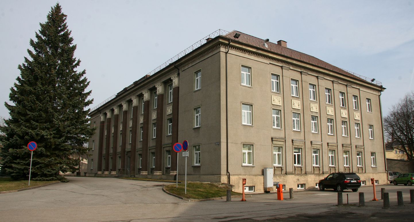 1957. aastal valminud endise Eesti Põlevkivi peamaja Jaama tänaval on üks Jõhvi tuntumaid hooneid.